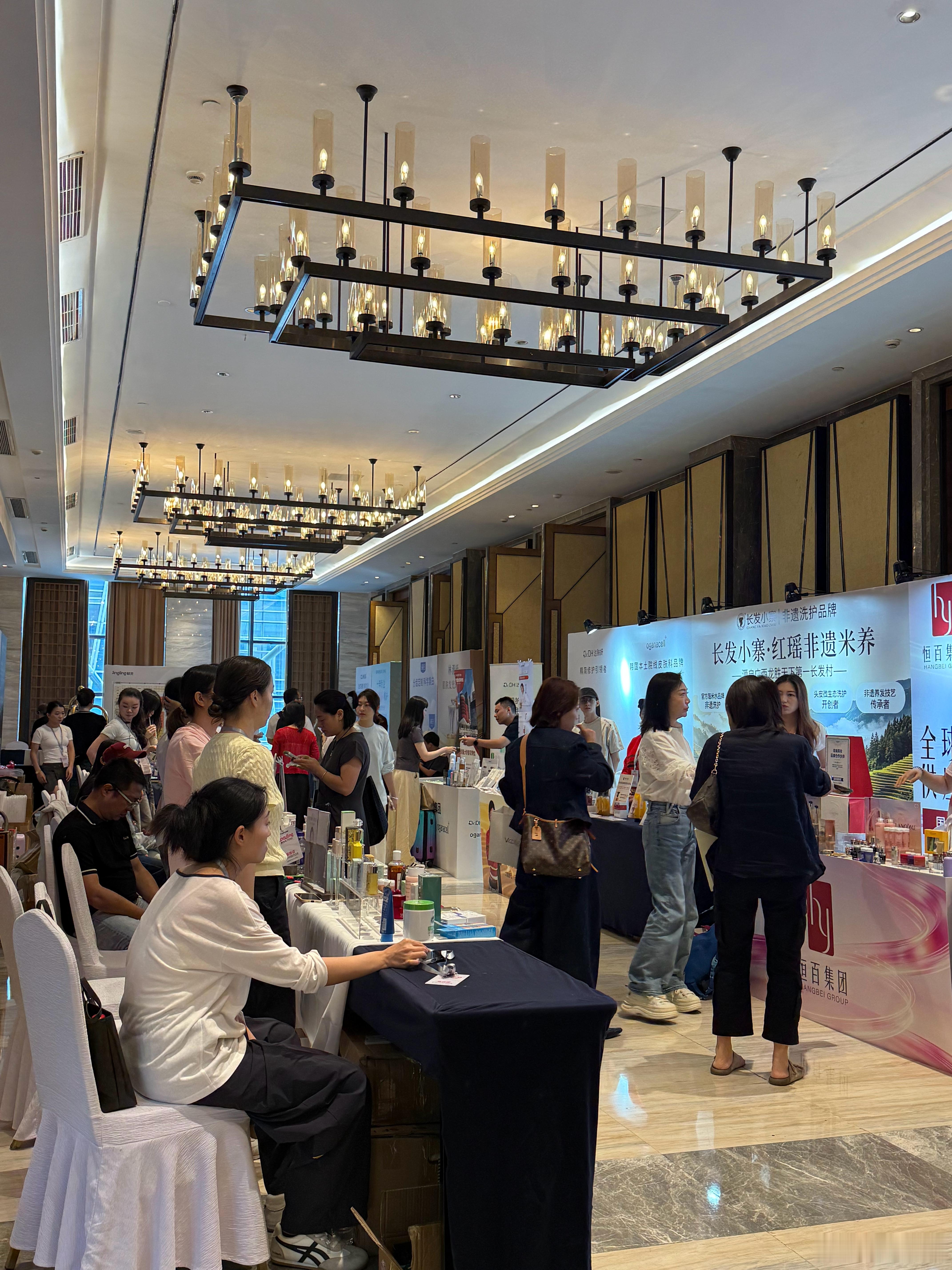 一上午都在逛展，看了好多品牌的展品。很多都是熟悉的老品牌，每走到一个品牌都在感慨