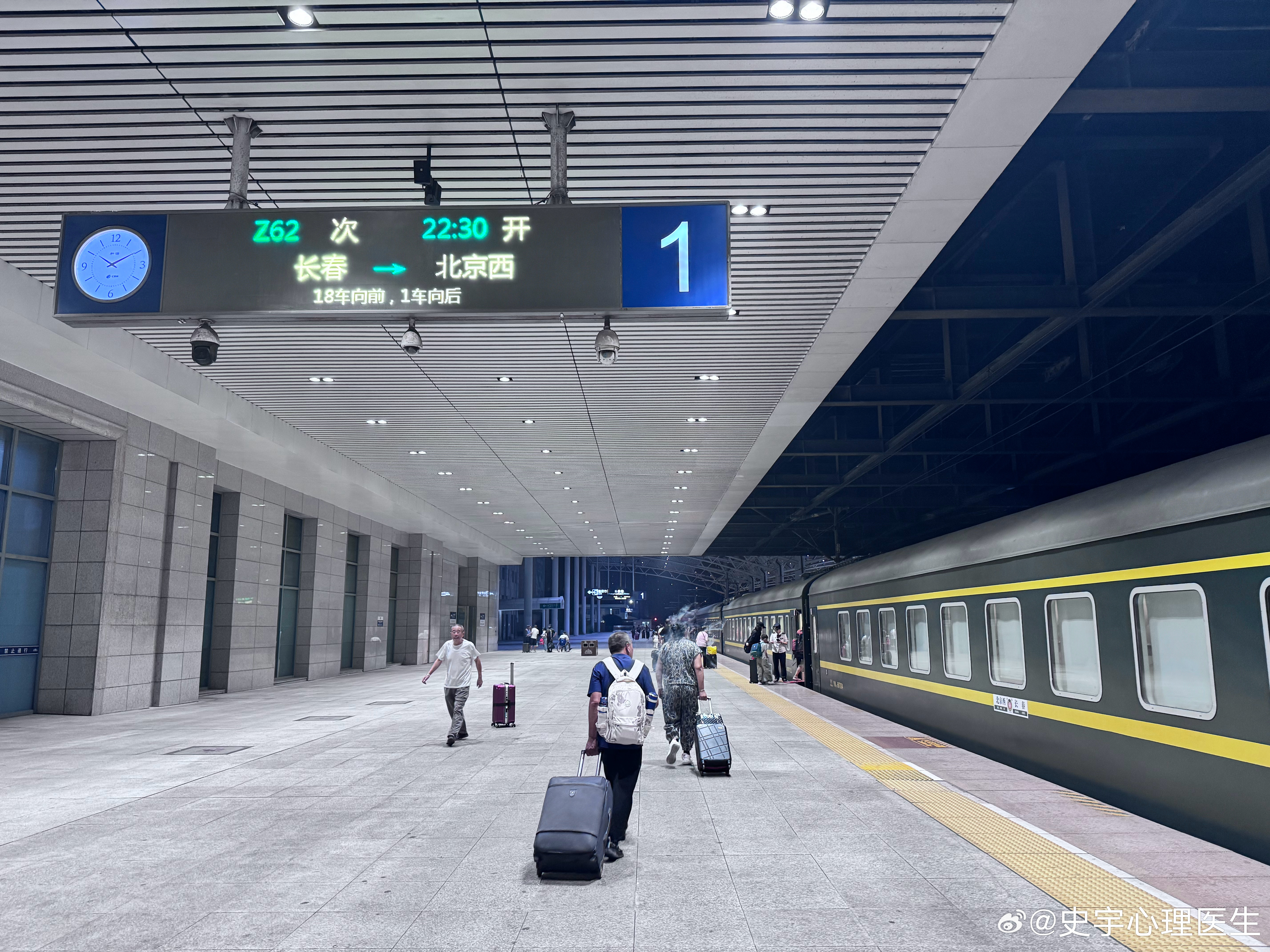 官方通报旅客买票占座放零食事件我只想问一下，一个人是否可以买两个座位？史宇心理医