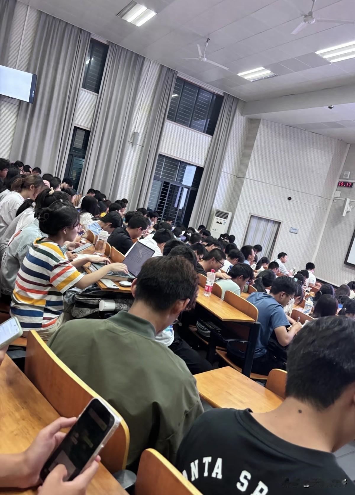 课堂已死？教授甩锅学生，却对这组数据装聋作哑！
 
某大学教授痛心疾首：“课堂已