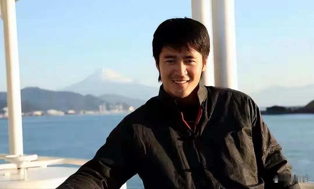 2011年10月29日，28岁的演员尚于博在北京某小区顶楼徘徊三小时后，纵身跃下