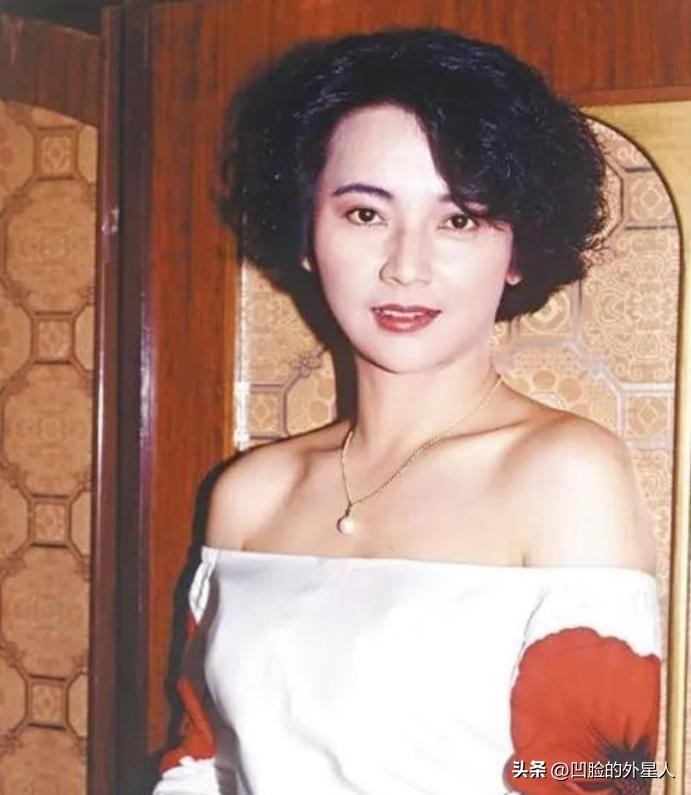 1989年，金马影后胡慧中，被吕小龙骗去拍摄《鬼狐》，拍摄时吕小龙私自加大尺度，