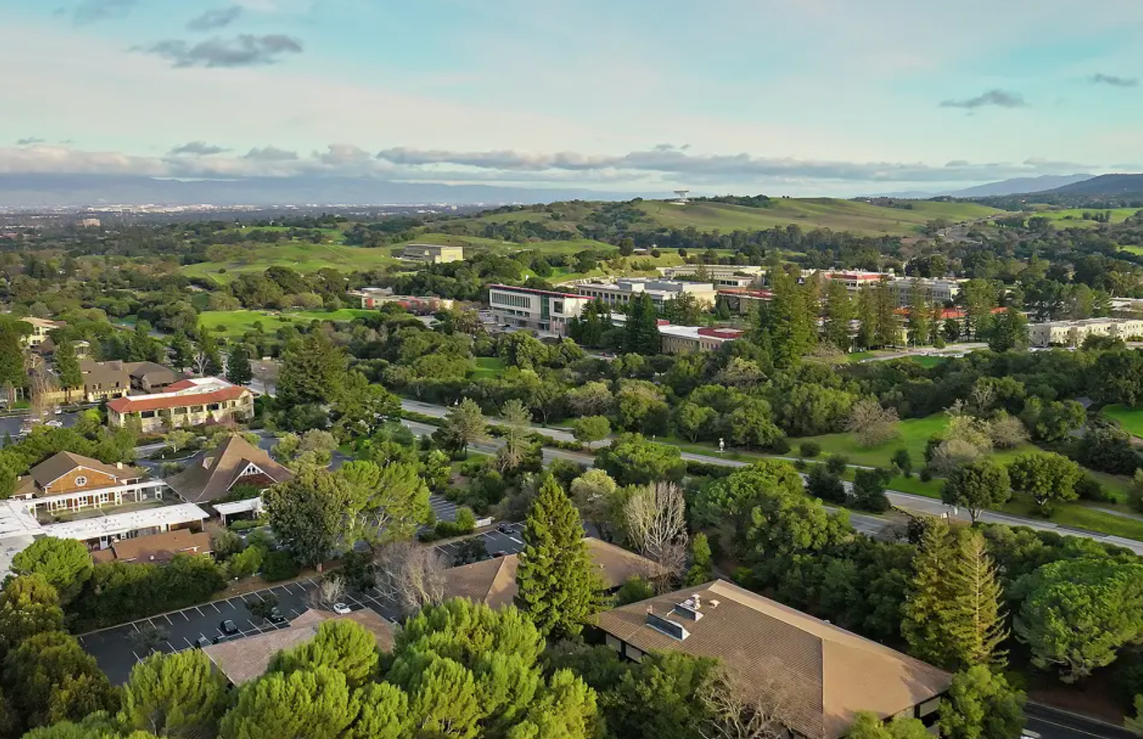 【#硅谷顶级豪宅区入室盗窃频发#：窃贼在户主晚餐时破门而入，几分钟内盗走珠宝名包