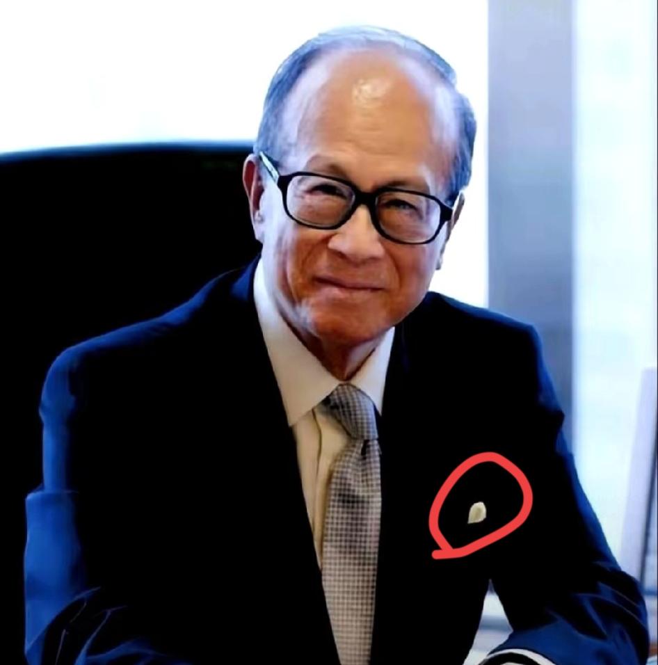 香港大火的余烟还没散透，

李家这边就官宣要送屈臣氏去香港和伦敦两地上市敲钟，