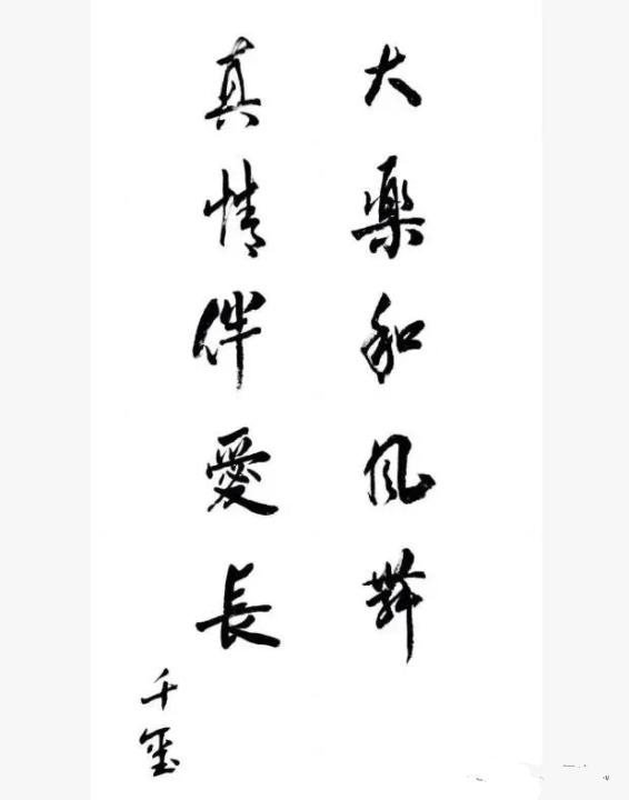 说到易烊千玺，大家应该都不陌生，他曾是TFboys的成员之一。他不仅歌唱得动听，