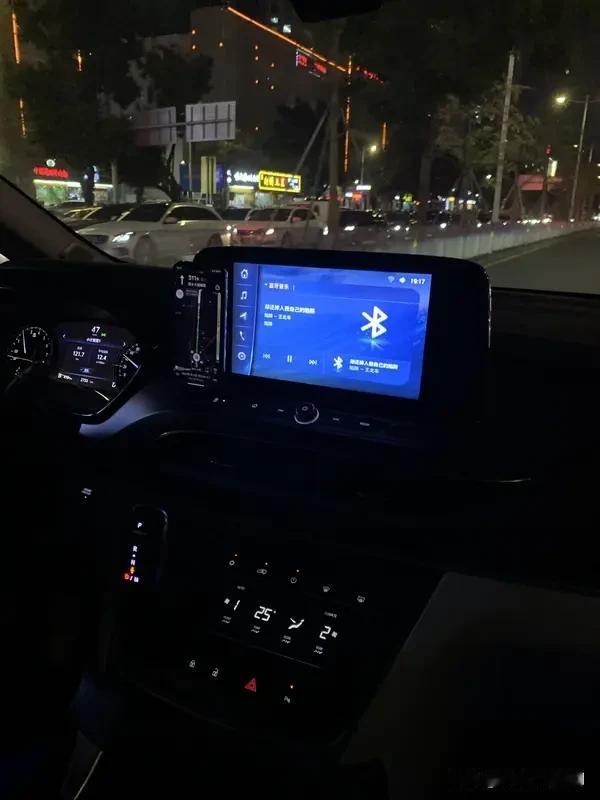 在日常用车场景中，OTA的实用性贯穿全程。传统燃油车出厂配置永久固定，车机系统卡