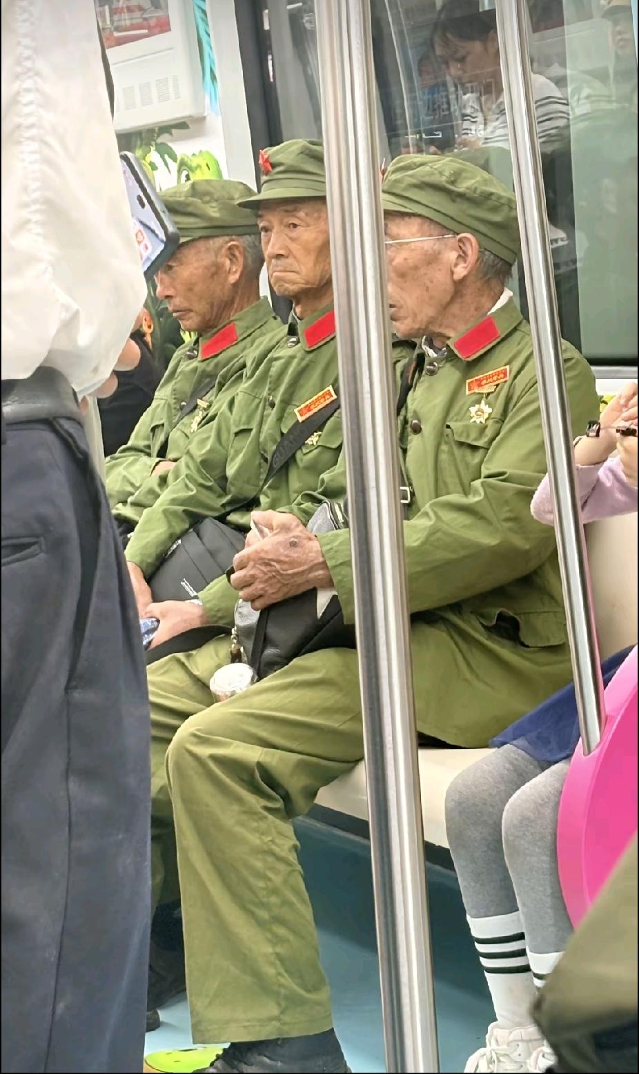 地铁车厢里，当3位身着军装的老人走进车厢里时，接下来的一幕，让人看着感动暖心了。
