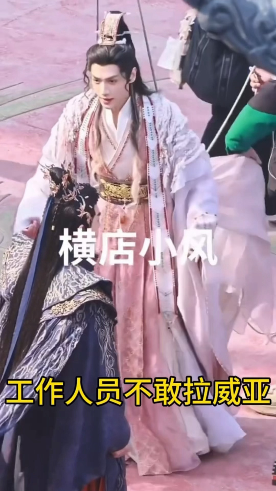 罗云熙的温柔和教养是刻在骨子里的，从来都不是面对镜头的表演，而是一次次不经意间的