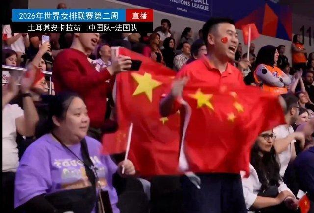 中国女排vs法国女排 今天的比赛必须得给这位红衣服的球迷朋友点个赞，看到了他的全