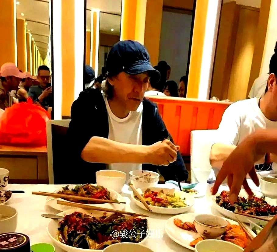 都说周星驰的伯乐是李修贤，但他一生最记挂的，却是万梓良呢。

当年星仔还是个跑龙