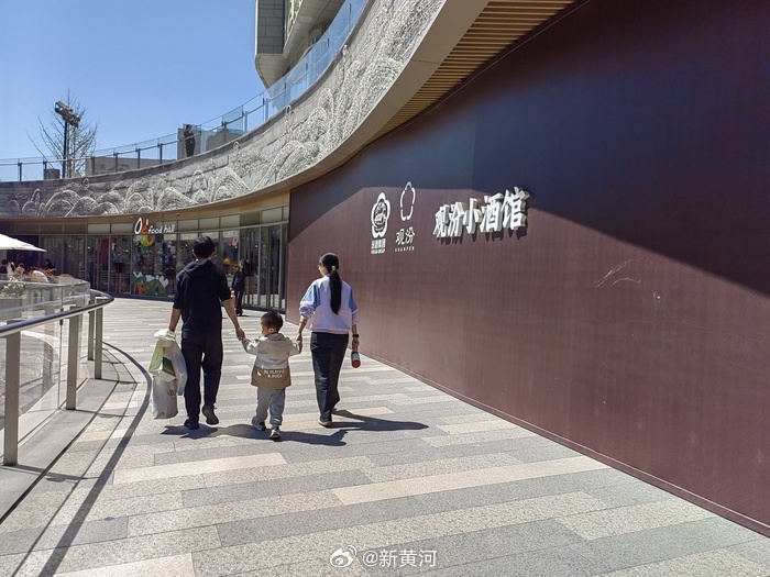 【#人人人人人济南清明假期商圈#】4月4日，清明假期第一天，济南多处商圈迎来客流