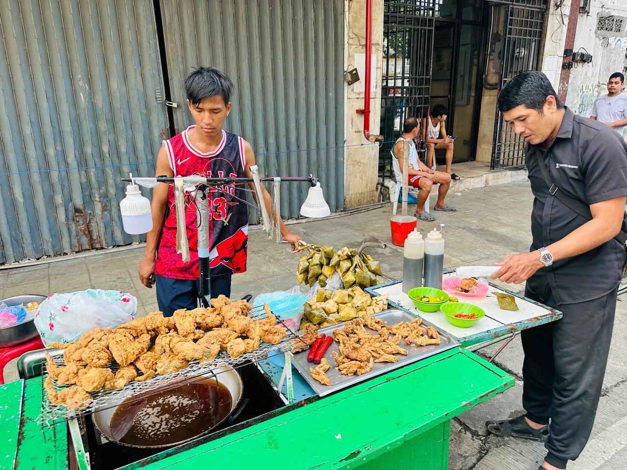 今天尝了下宿务这边的烧卖和粽子（当地人的街头小吃，也算主食吧），粽子居然是白米饭