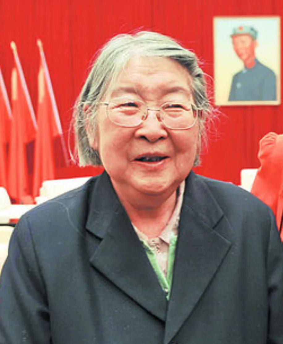 孔东梅说：我出去后不久，妈妈就将我的照片邮寄给外公看，因为我下巴和外公一样有颗痣