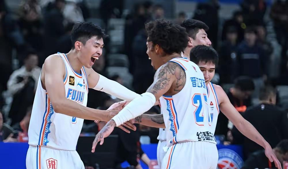 本来胜负悬念不大的比赛，就因为这个新面孔的登场，一下子成了球迷讨论的热点，他的表