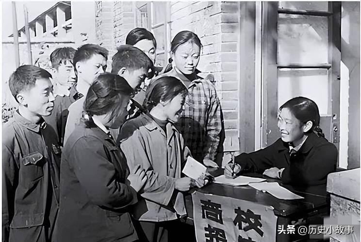 村里有一个孤女，是吃村里百家饭长大的，生产队出钱供她上学，1978年她高中毕业，