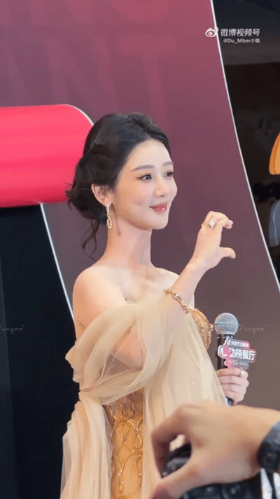 杨紫一进来就各种给粉丝饭撒杨紫给粉丝飞吻了金色纱裙造型优雅大气，杨紫入场全程耐心