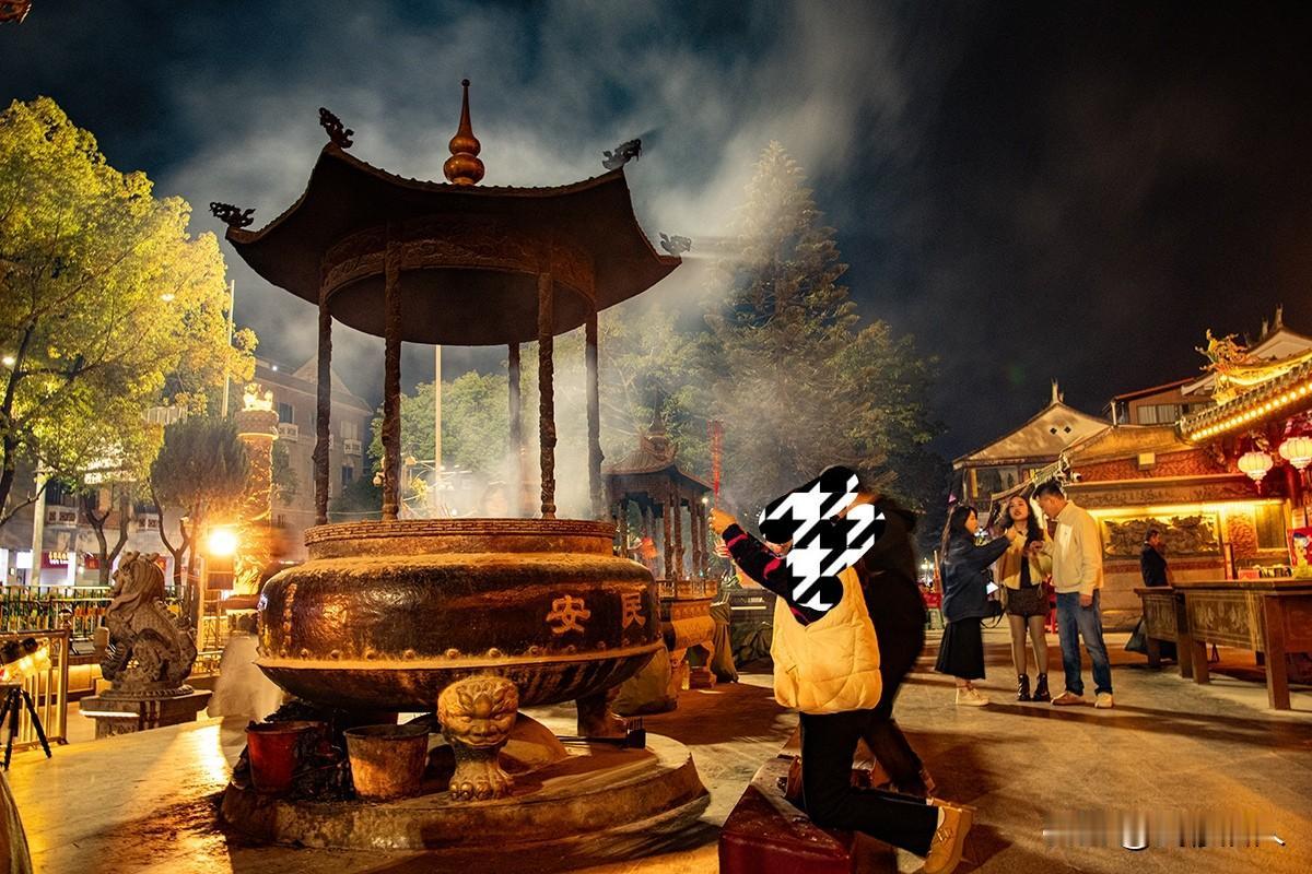 祈福
       夜色沉沉，香炉氤氲着千年愿。一袭暖衣，虔诚举香，火光映亮祈愿