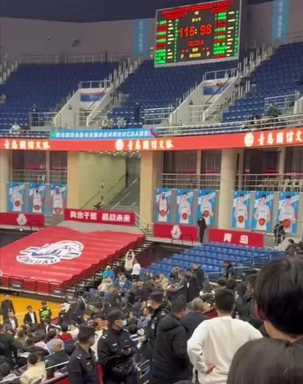CBA青岛队和山东队比赛，一位观众穿着鲁能的球衣去看比赛，结果引起了青岛球迷的愤