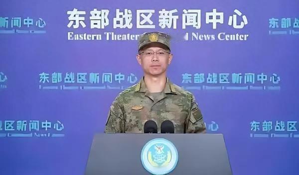 4月19日早晨，东部战区133号舰艇编队穿越纵横蜿蜒的横当水道，航向西太平洋，海