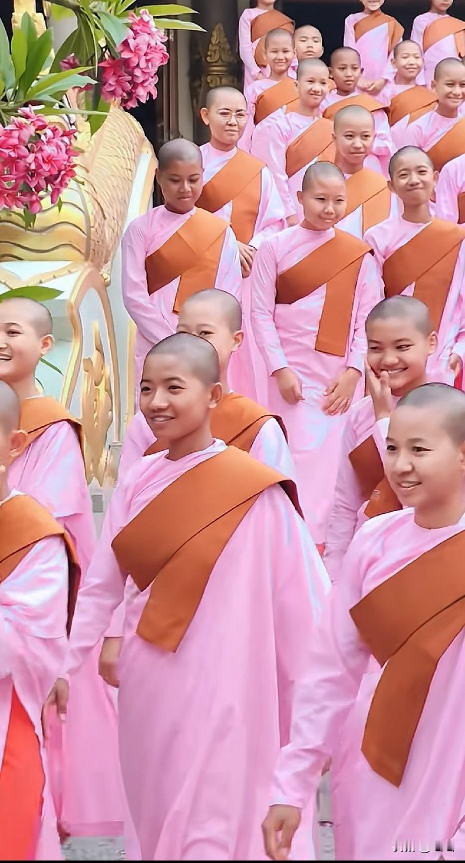 这是泰国人，女孩子去做僧人。有几个月的，也有半个月的，男孩子出家也是为父母祈福，