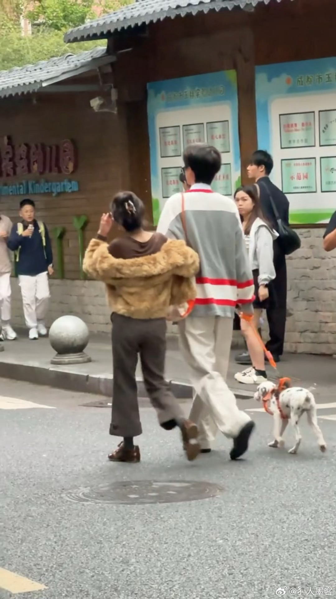 郑合惠子任宥纶挽手遛狗路透画面里的人都是一个季节吗[泪奔] ​​​