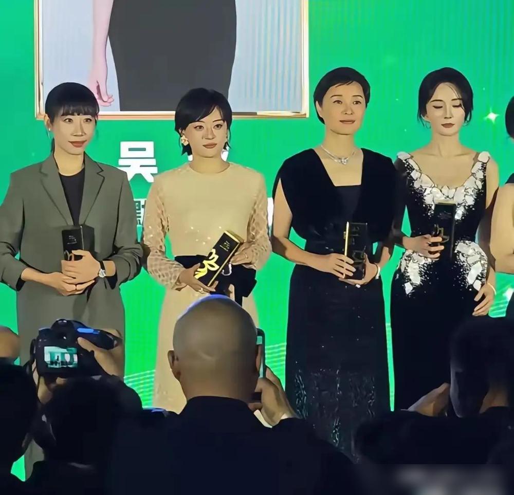 杨幂输了白玉兰。

时隔十五年，再次入围。
上一回，还是《宫》。
这一次，靠转型