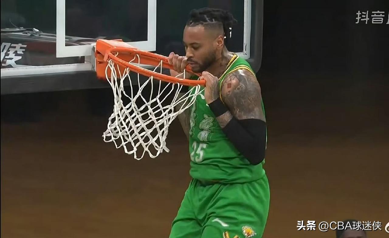 莫兰德扣篮后挂筐做引体向上，裁判：来一个T！

新疆vs辽宁，比赛打到第四节，莫