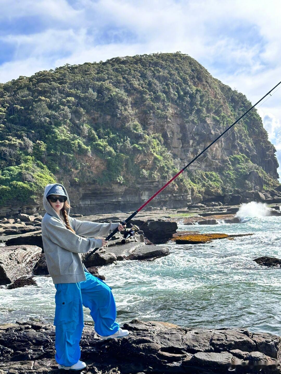 虞书欣[超话]  虞书欣每天不是在海钓就是在海钓的路上🎣宝宝你真的好爱钓鱼捏~