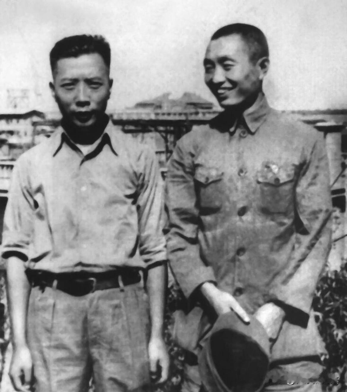 1938 年，李一氓（左）在武汉，右为张爱萍的合影。当时张爱萍担任八路军武汉办事