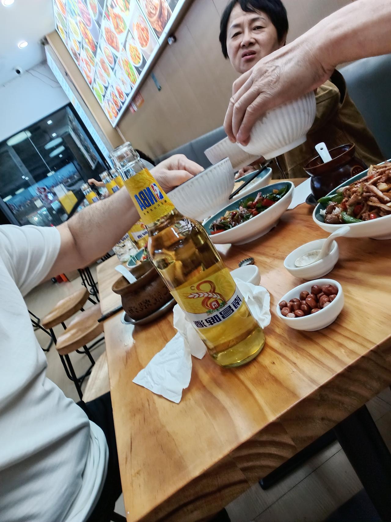今天早上9点半，稍微运动后，就去菜场买菜，刚进家门接到了四姐的电话，

老弟，今