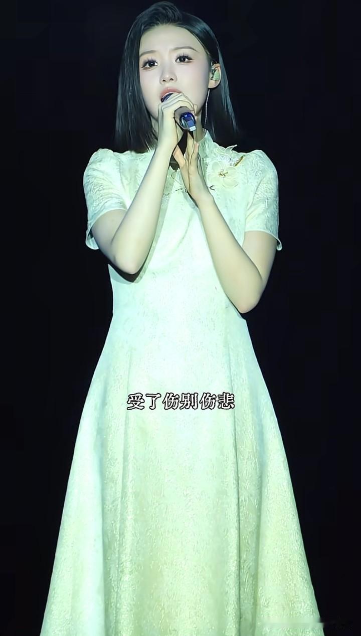 年仅24岁的徐子尧以一身浅绿色的新中式国风长裙亮相任丘演唱会，给人清新脱俗的感觉