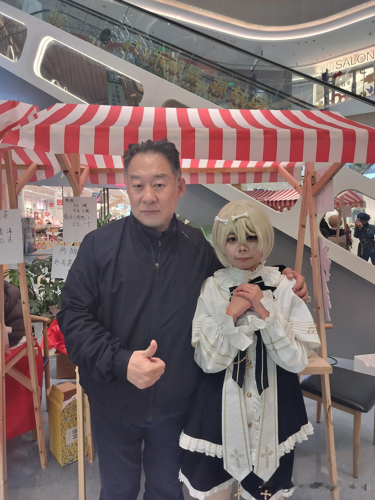 上，和部分Cos爱好者合影[听歌] ​​​