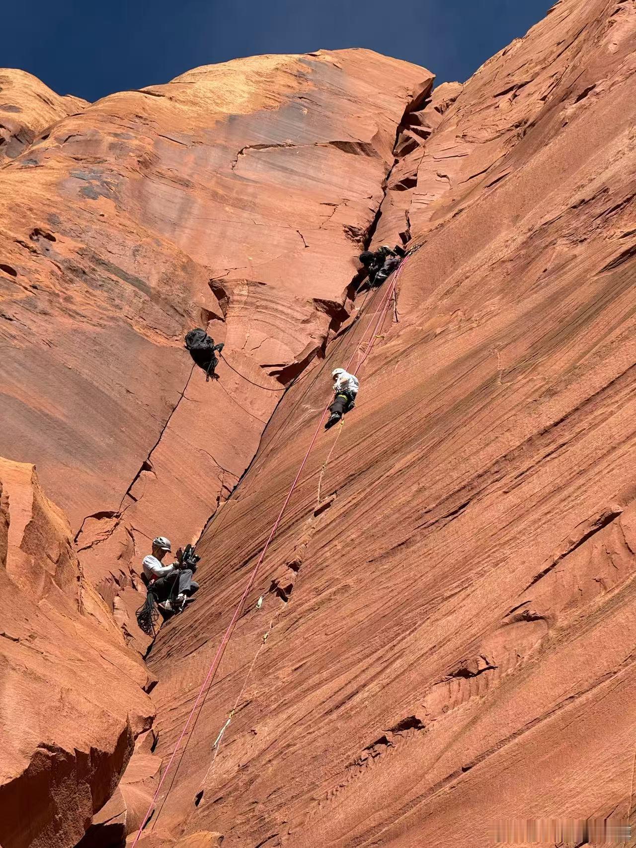 王一博攀岩幕后花絮 王一博记录《探索新境2》攀岩幕后花絮，实拍太震撼了，最酷的男