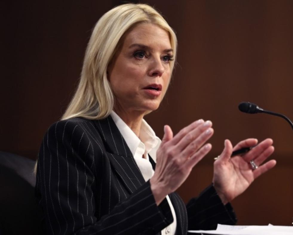 很多人以为，特朗普4月2日晚上把司法部长邦迪炒了，是因为她能力不行、办事不力。错