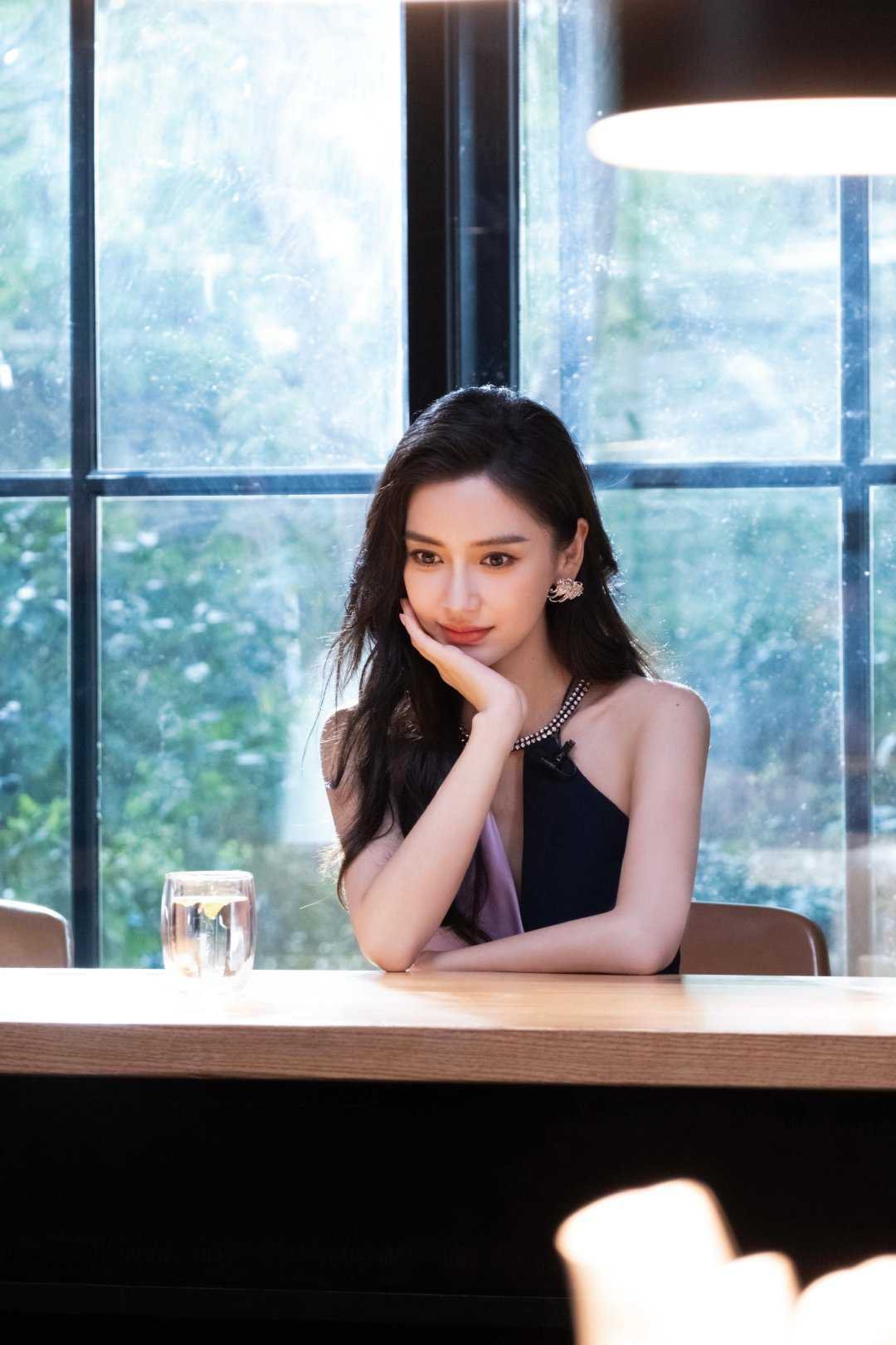 angelababy angelababy 人群自动退成布景，像被风吹散的铅笔画