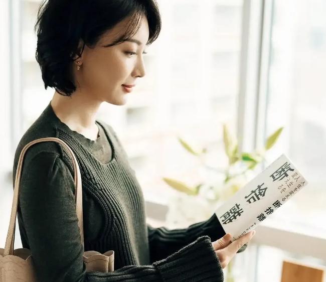 山下英子在22岁那年，从瑜伽的道场里接受了“断舍离”的理念。再后来她受到老子“为