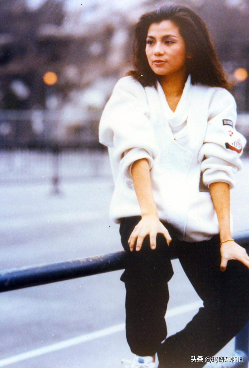 🎆永远的翁美玲👉看这组旧照，忽然懂了什么叫“骨相美”。

翁美玲随意地靠在栏