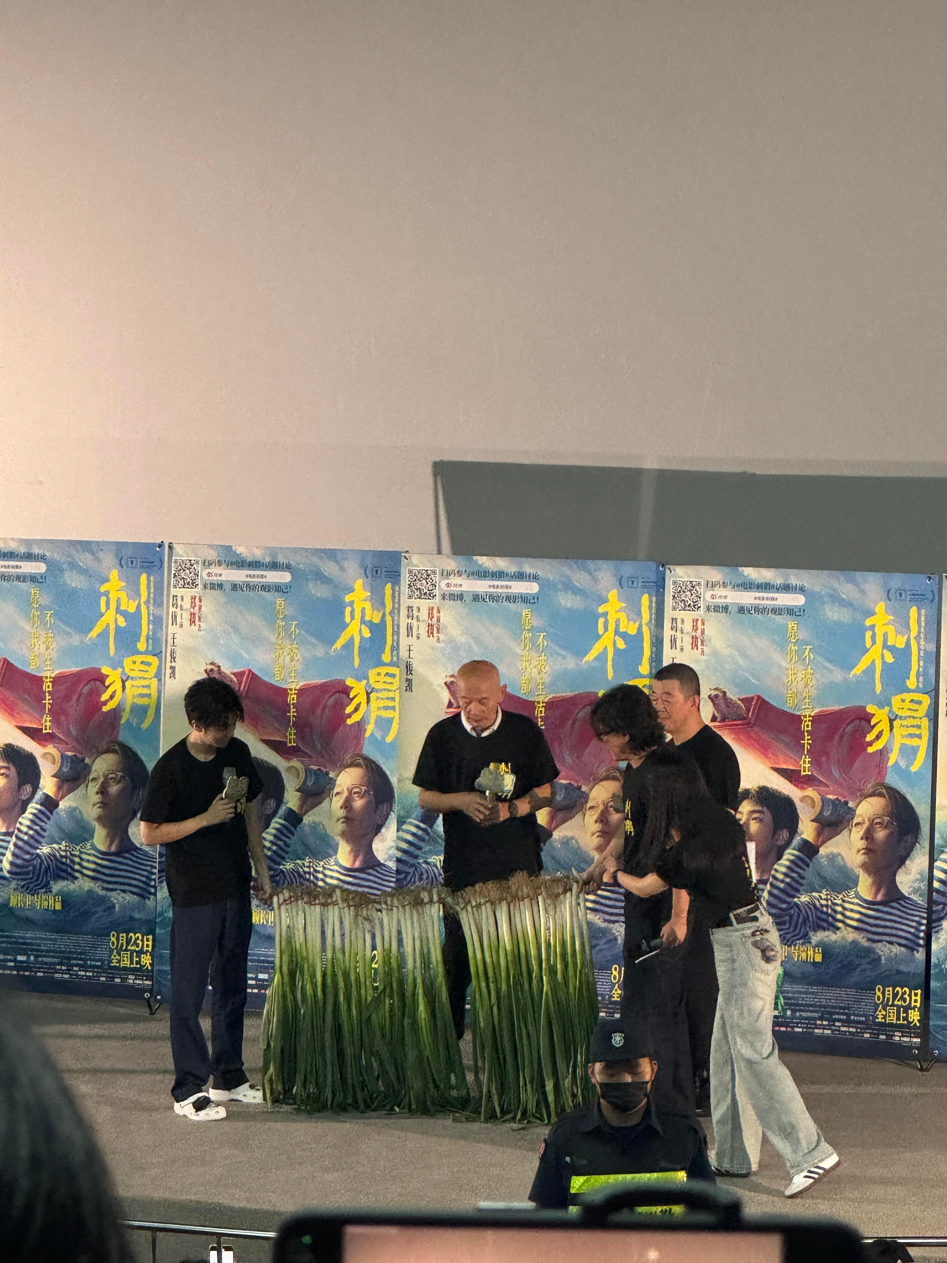 #王俊凯电影刺猬# 谁能告诉下我下刺猬剧组与这一排山东大葱的故事？宝贝是被震惊到