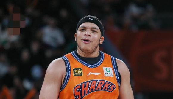 洛夫顿或被停赛！上海男篮对阵吉林男篮时，卢伟忽然把洛夫顿换下来！

教练发火，球