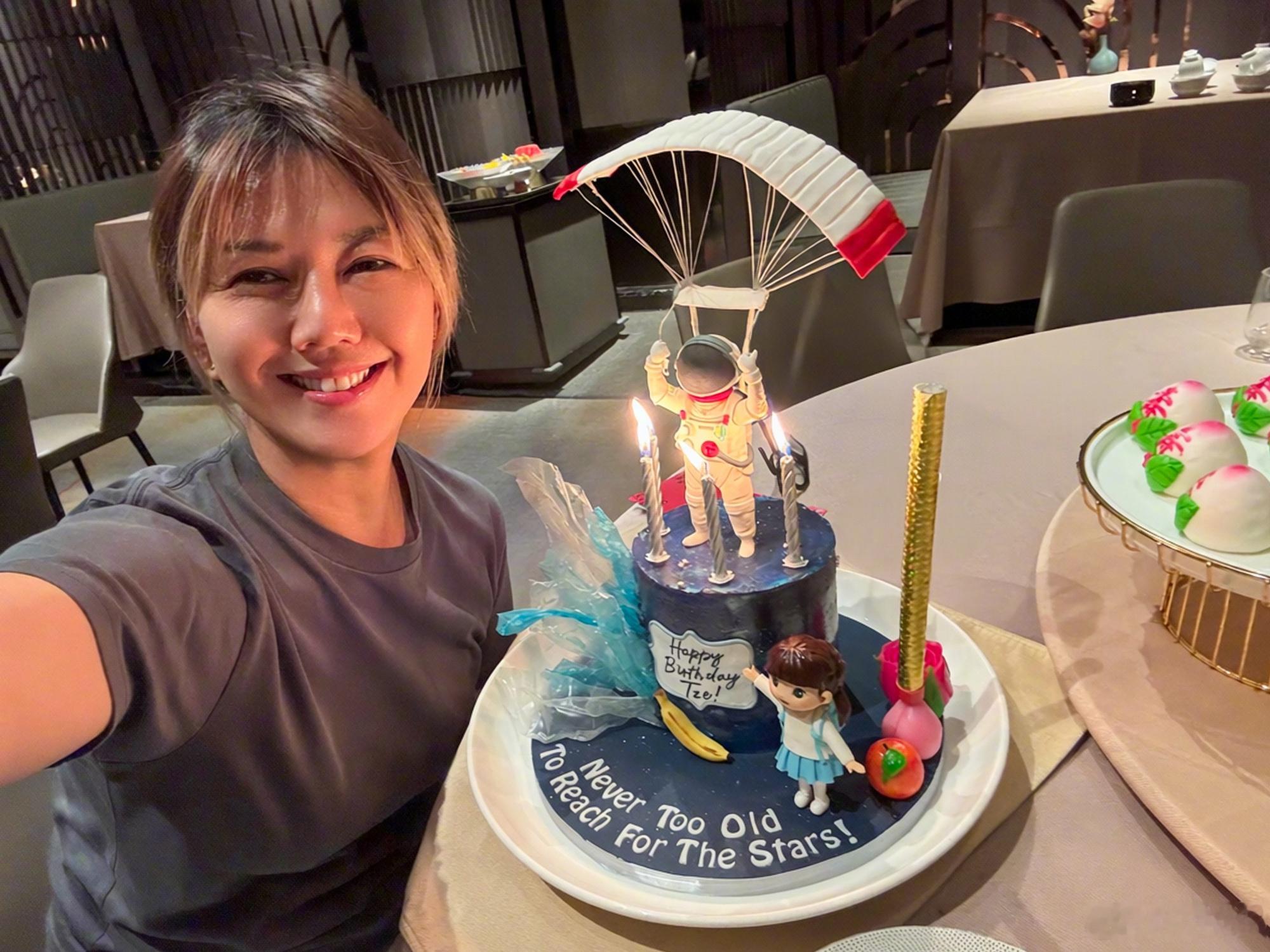 孙燕姿48岁庆生照 孙燕姿晒48岁庆生照，天天开心！ 