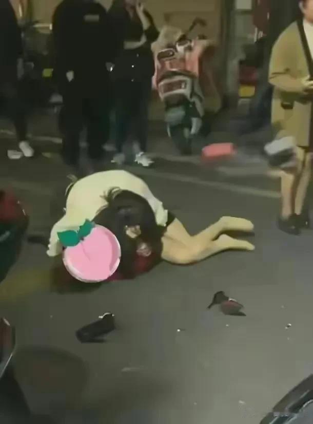 在江西省盂县的一个农贸市场，两名女子当众大打出手，双方撕扯对方的衣服、头发和脸。