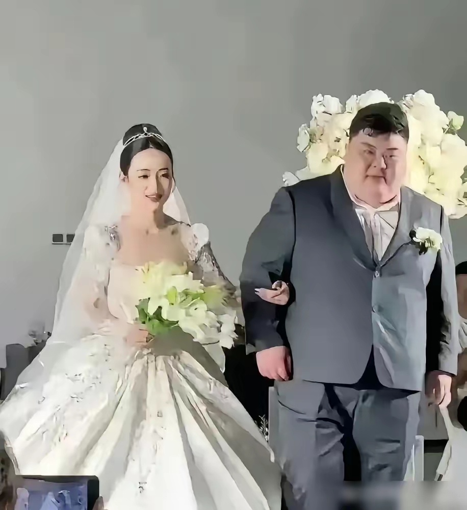 看到新娘脸上的笑容，我相信她一定是与真爱步入了婚姻的殿堂 