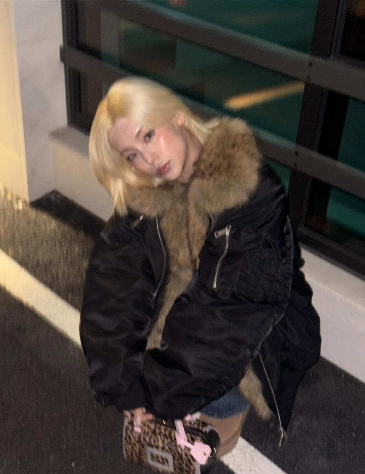 她摘下眼镜那一刻，弹幕炸了。
都以为ITZY黄礼志只是跳舞机器？
这次街拍把舞台