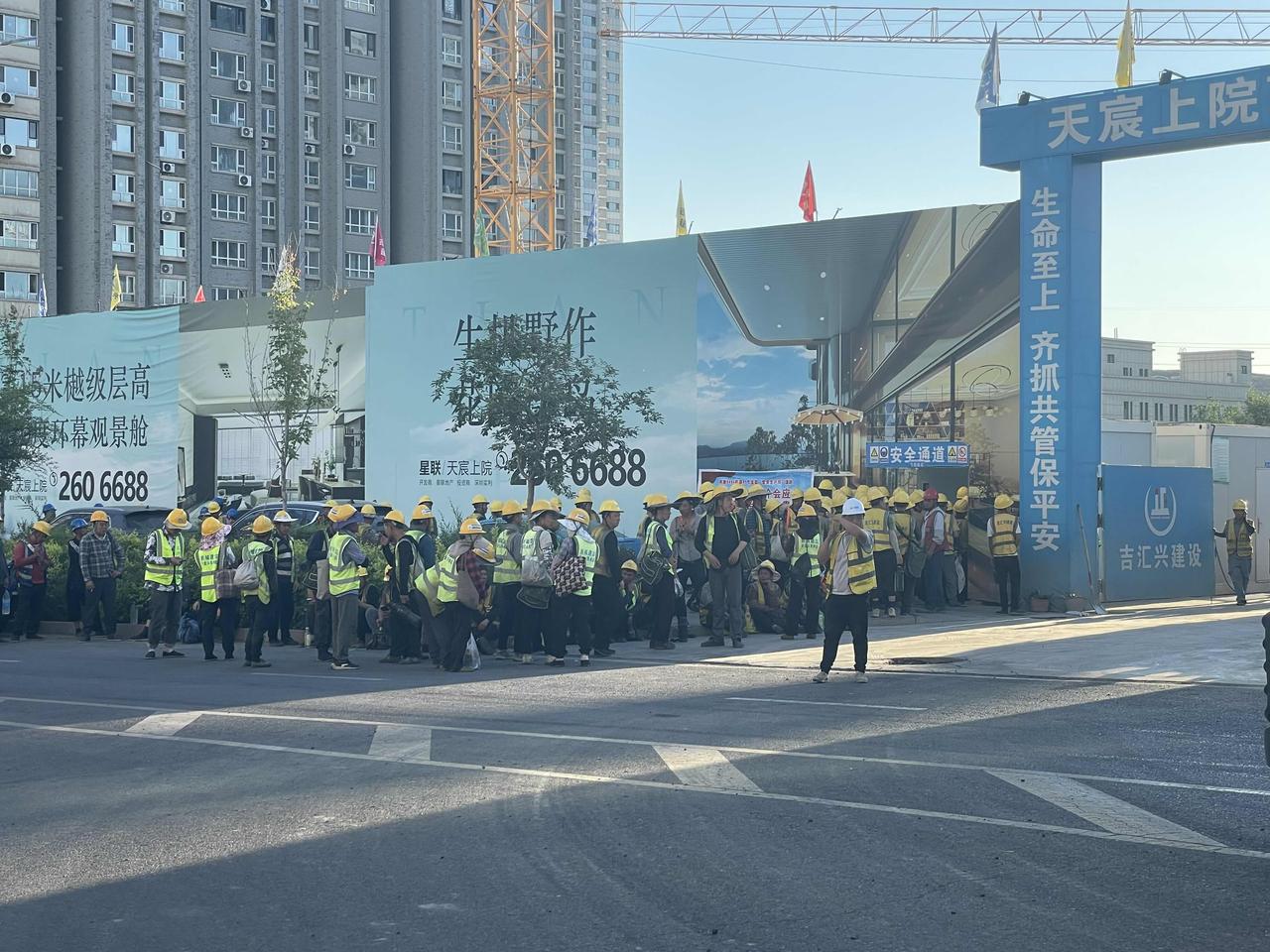 不是都说房地产在走下坡路吗？这个项目怎么干得热火朝天的呢？是房地产要回暖吗？我手