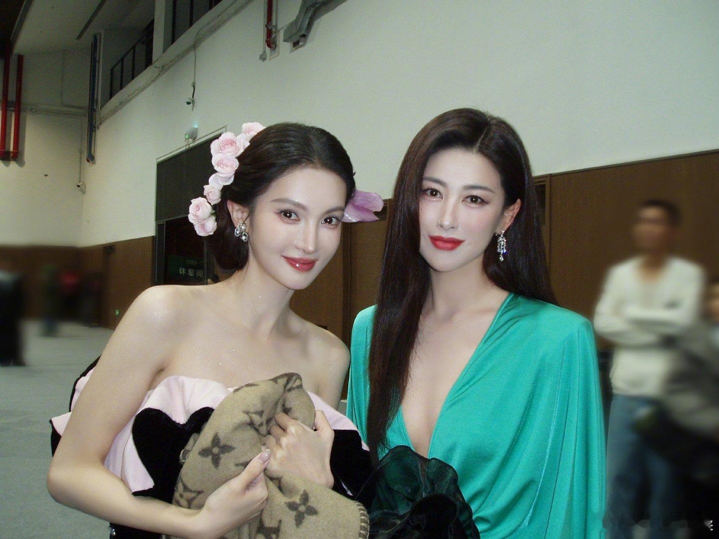 金晨朱珠合照朱珠回复金晨金晨朱珠的合照，咱就是说美女和美女在一起就是双倍养眼！每
