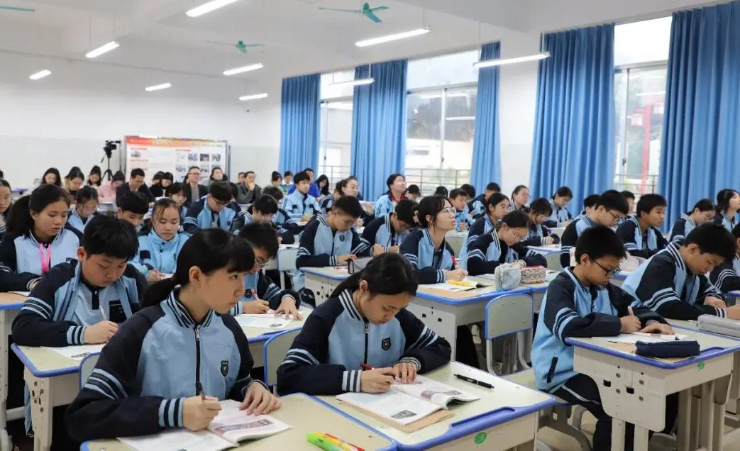 中考后回头看，发现那些考不上高中的，并不是智商不行，而是这几件事没做好！

1、