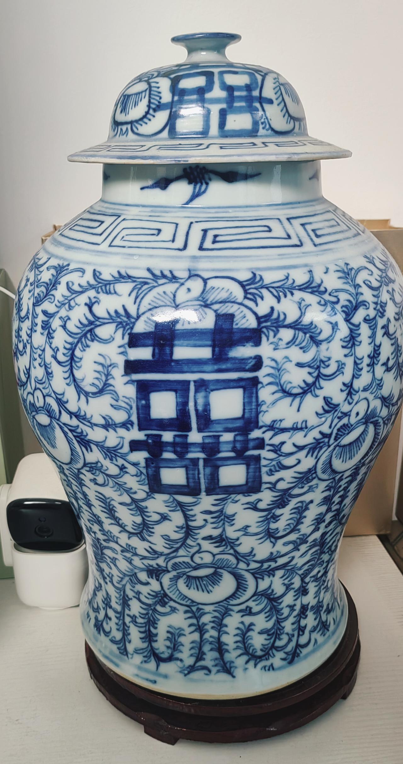 今天到工作室，把两个青花双喜将军罐打理了一下，哪位老师知道这两个青花罐哪个比较老