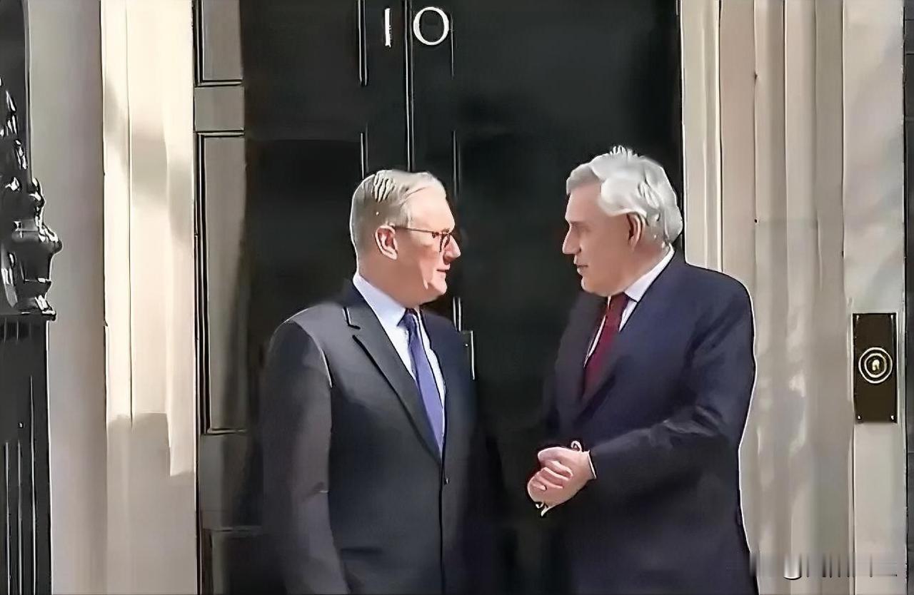 英国前首相戈登·布朗时隔14年重返内阁，受斯塔默任命为全球金融特使。

他曾因2