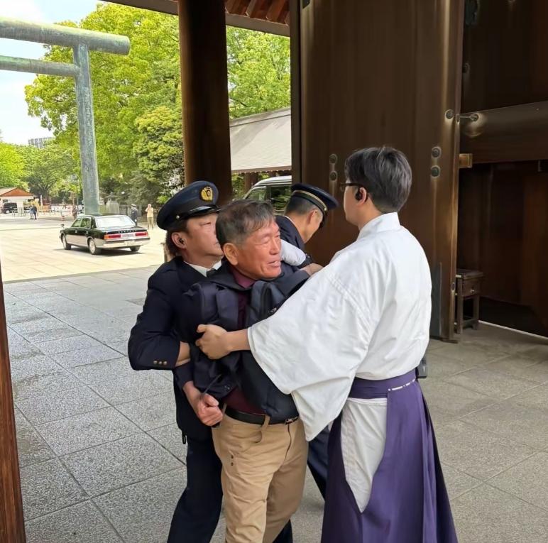 4月22日，64岁韩国无业男子（朴相奎），4月22日上午11时（靖国神社春季大祭