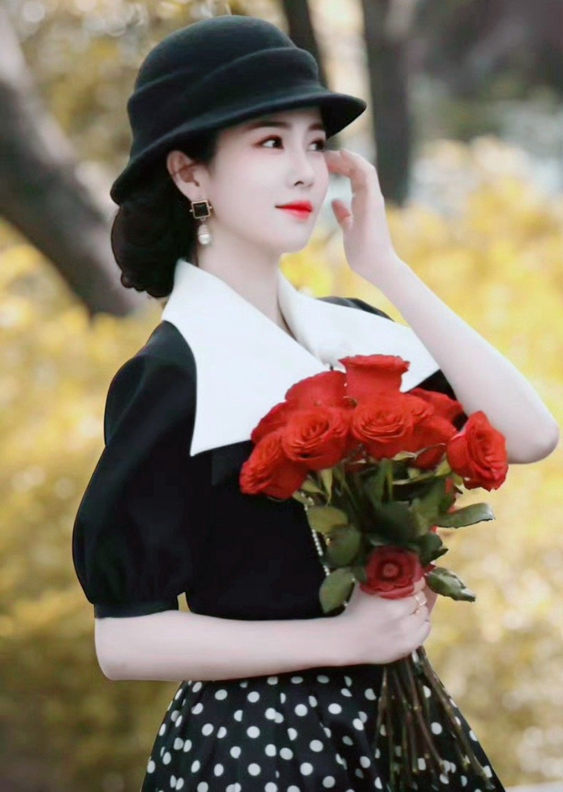 白鹿录完跑男下车的样子真的太真实了！忙完一整天直接累到放空，连假发都随手拿在手里