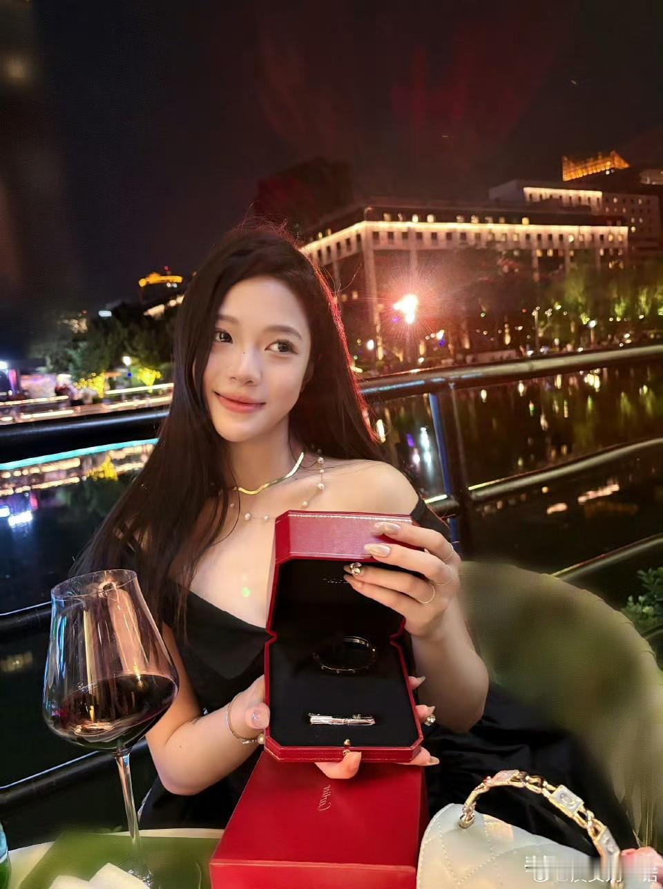 檀健次前女友这么漂亮？

不得不说，网友的眼光是雪亮的，这么细小的线索都发现了…